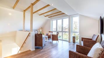 House, 5 Bedrooms, Patio (Remise) | Living room | Flat-screen TV