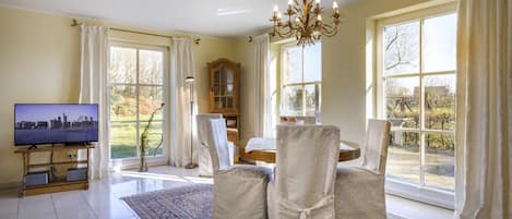 Departamento, 2 habitaciones, Terraza, en el área del jardín | Sala de estar | Televisión de pantalla plana