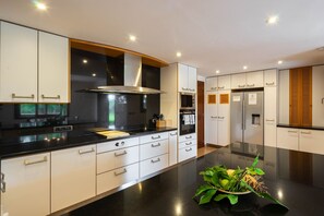 Een koelkast, een magnetron, een oven, een vaatwasser