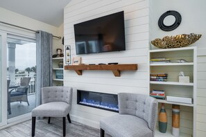 TV, fireplace - Gorgeous Atrium! 2nd Floor Ocean Views! Amenity access included! (Seabrook Island)
