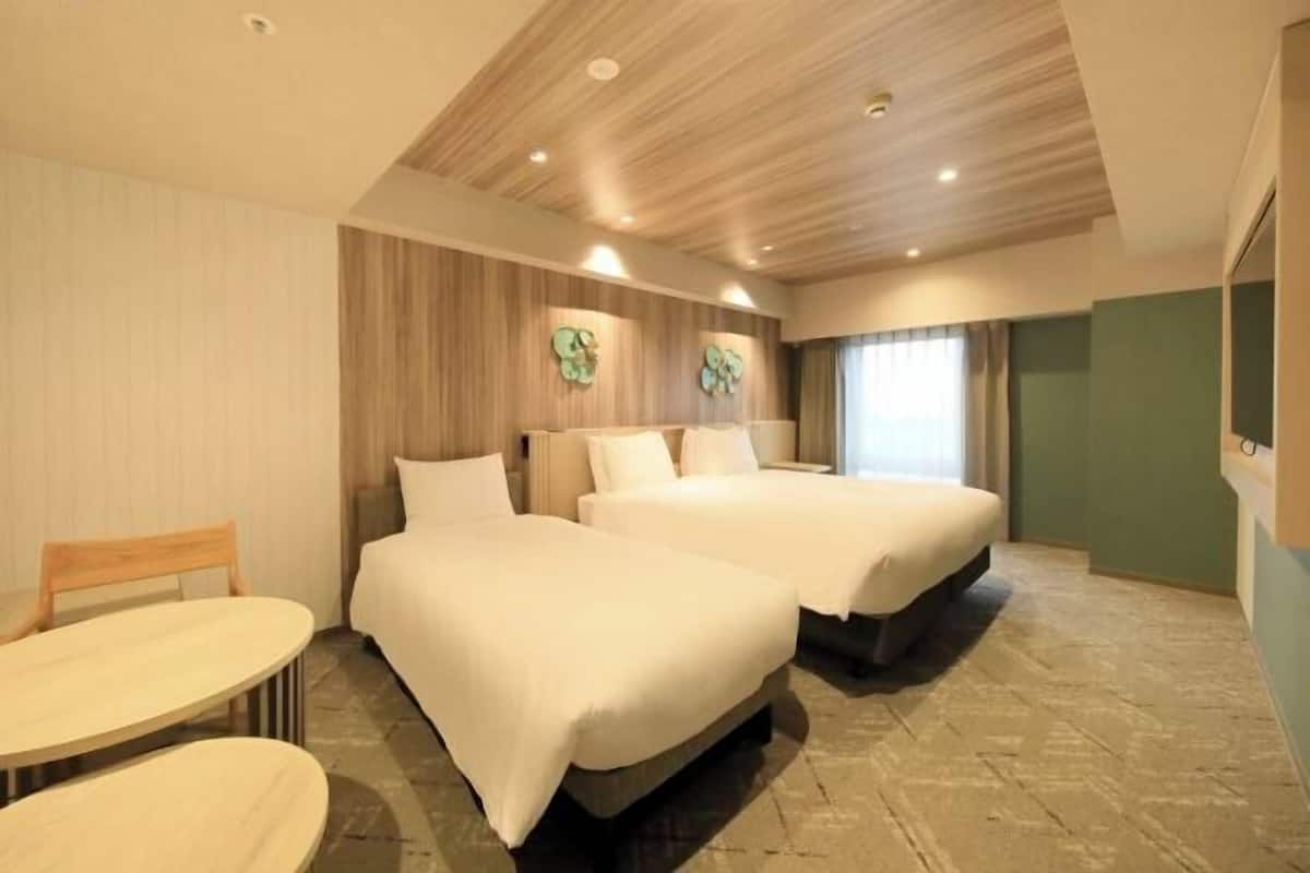 Edredón, muebles diferentes y escritorio