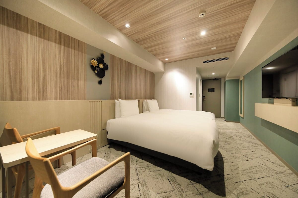 Cubrecamas, muebles diferentes, escritorio y cortinas blackout