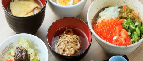 Diversos cuencos con distintos tipos de platos japoneses, como fideos, sopa y mariscos.