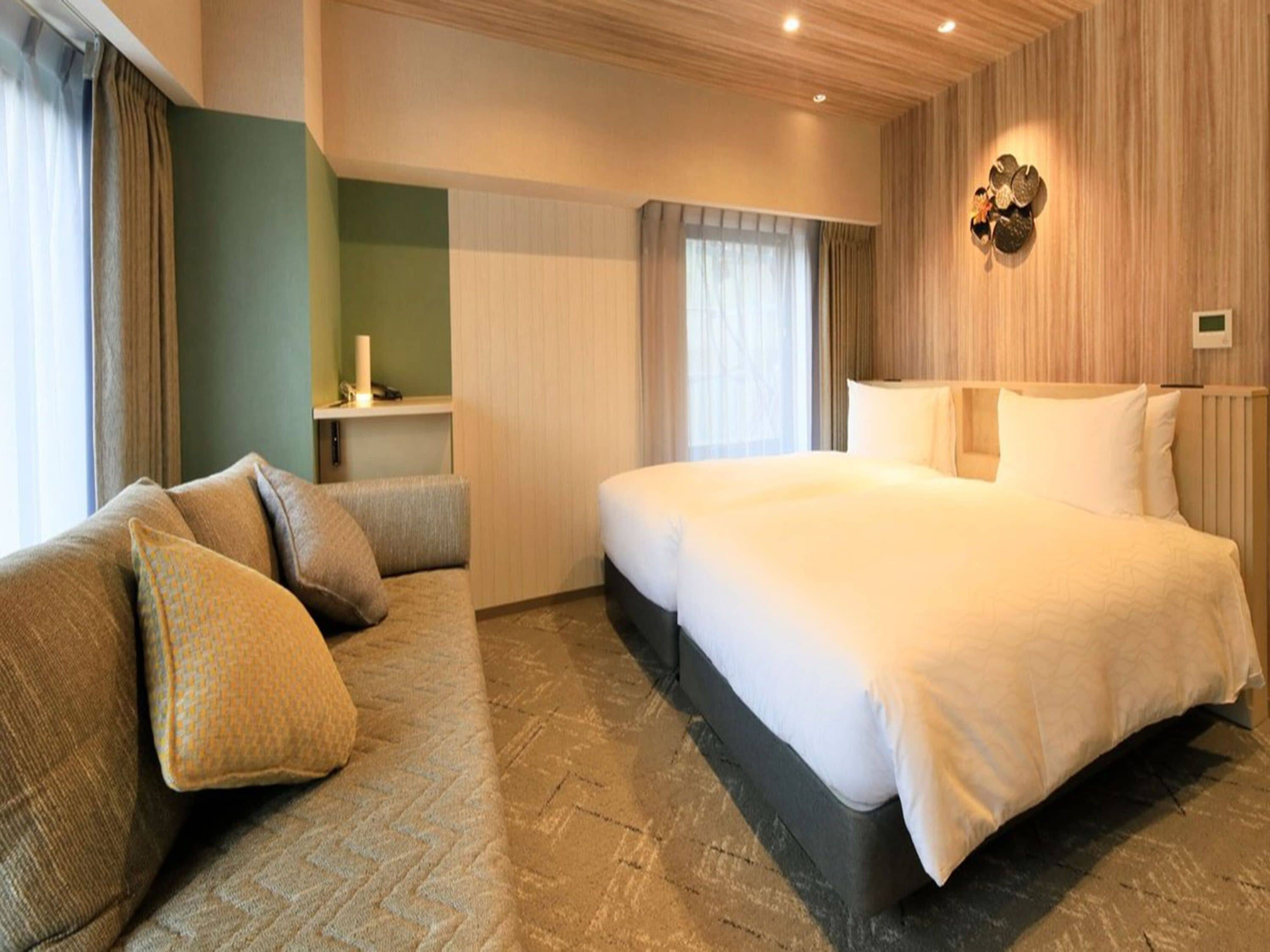 Station view Twin Room, Non Smoking | Down duvets, individually furnished, desk, laptop workspace