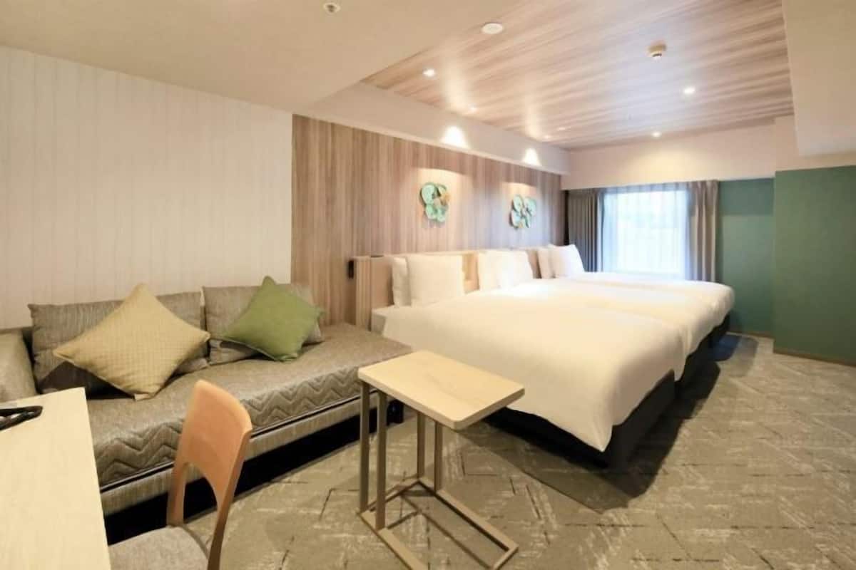 Edredón, muebles diferentes y escritorio