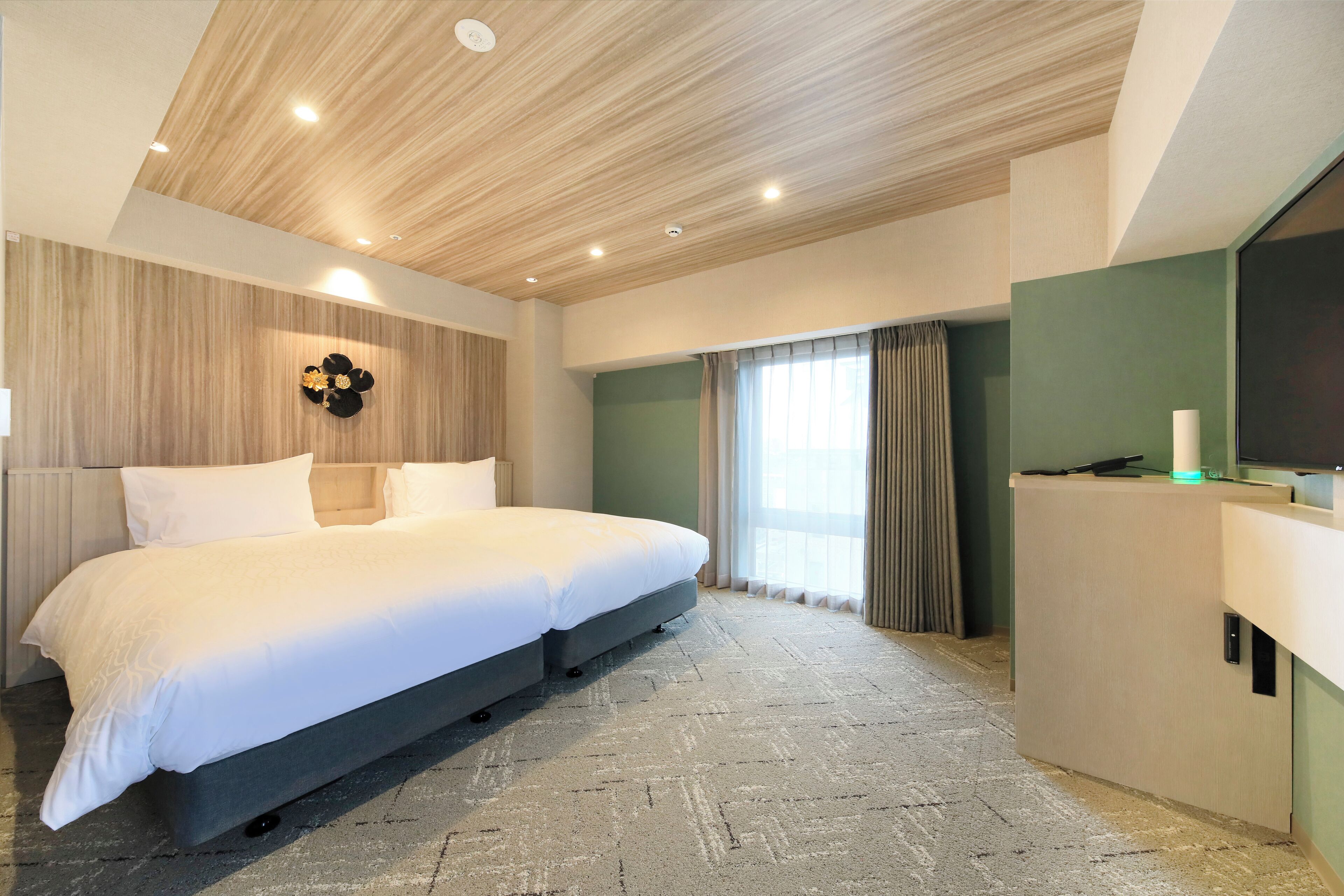 Kahden hengen huone (kaksi sänkyä), tupakointi kielletty (Corner) | Untuvapeitot, yksilöllisesti kalustettu, työpöytä