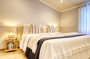 2 chambres, fer et planche à repasser, lit de bébé portatif