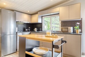 Fridge, microwave, oven, stovetop - Casa da Praia, a Home in Madeira (Tabua)