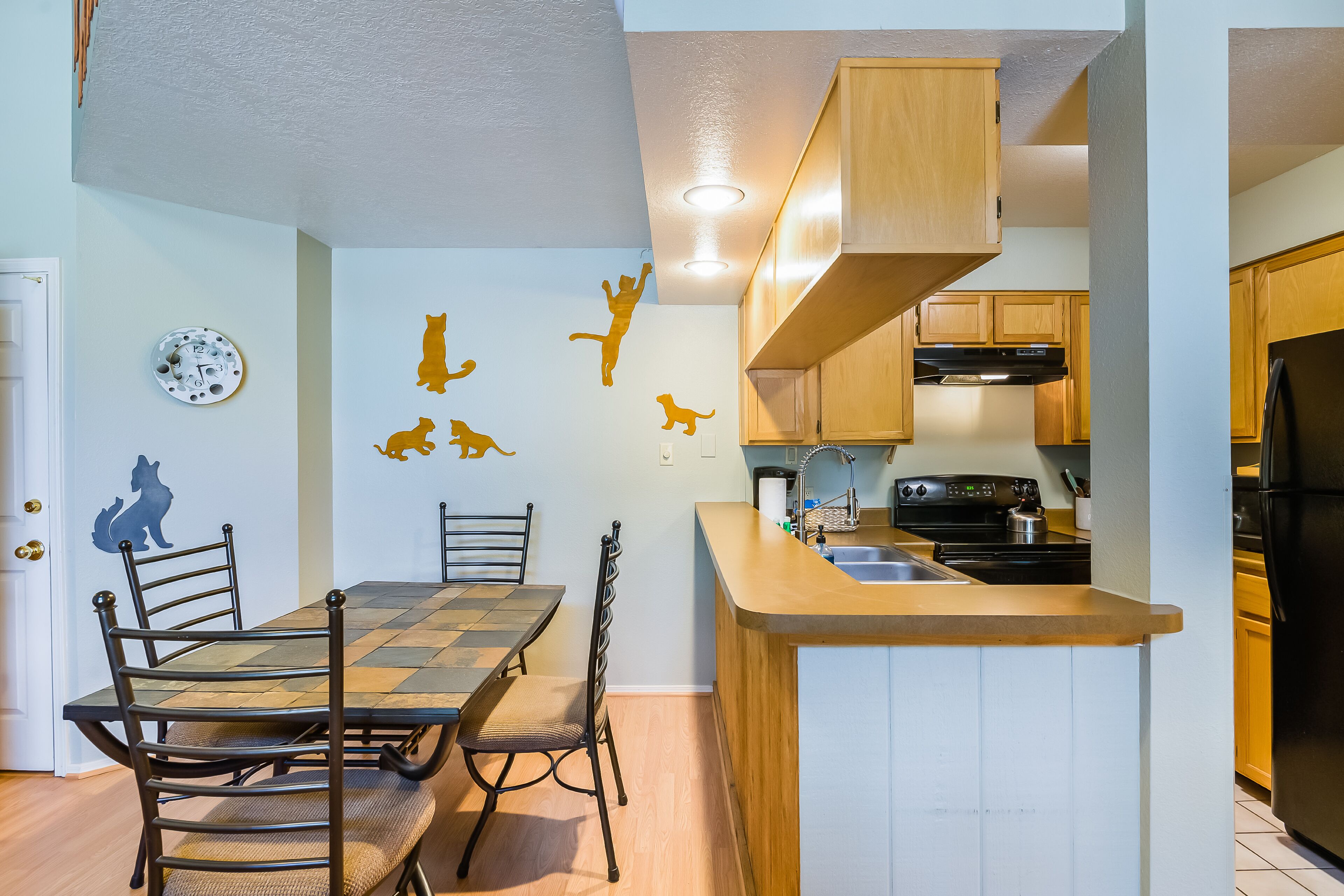 Family-friendly condo with WiFi, loft, full kitchen, and wood-burning fireplace!