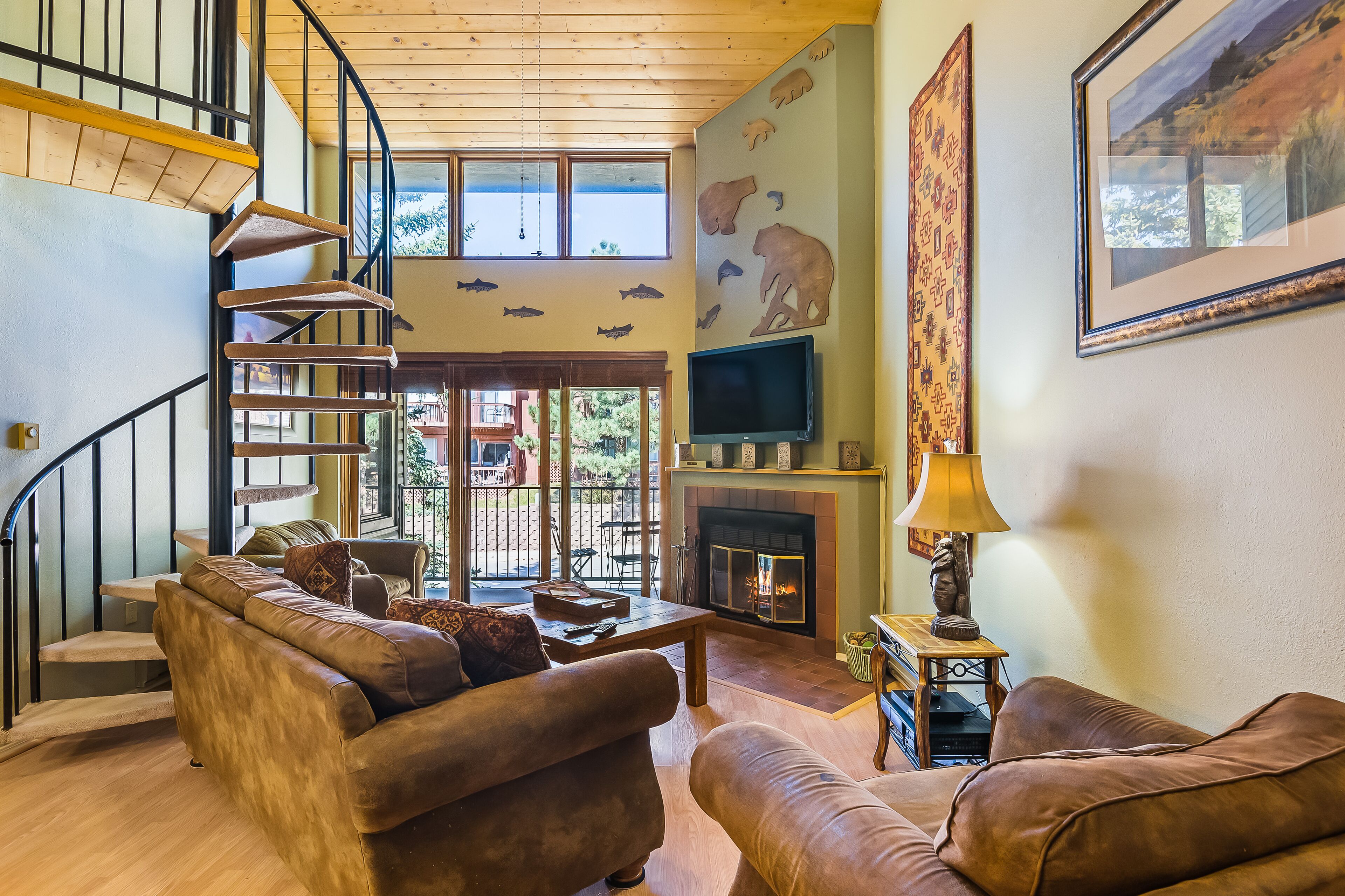 Family-friendly condo with WiFi, loft, full kitchen, and wood-burning fireplace!