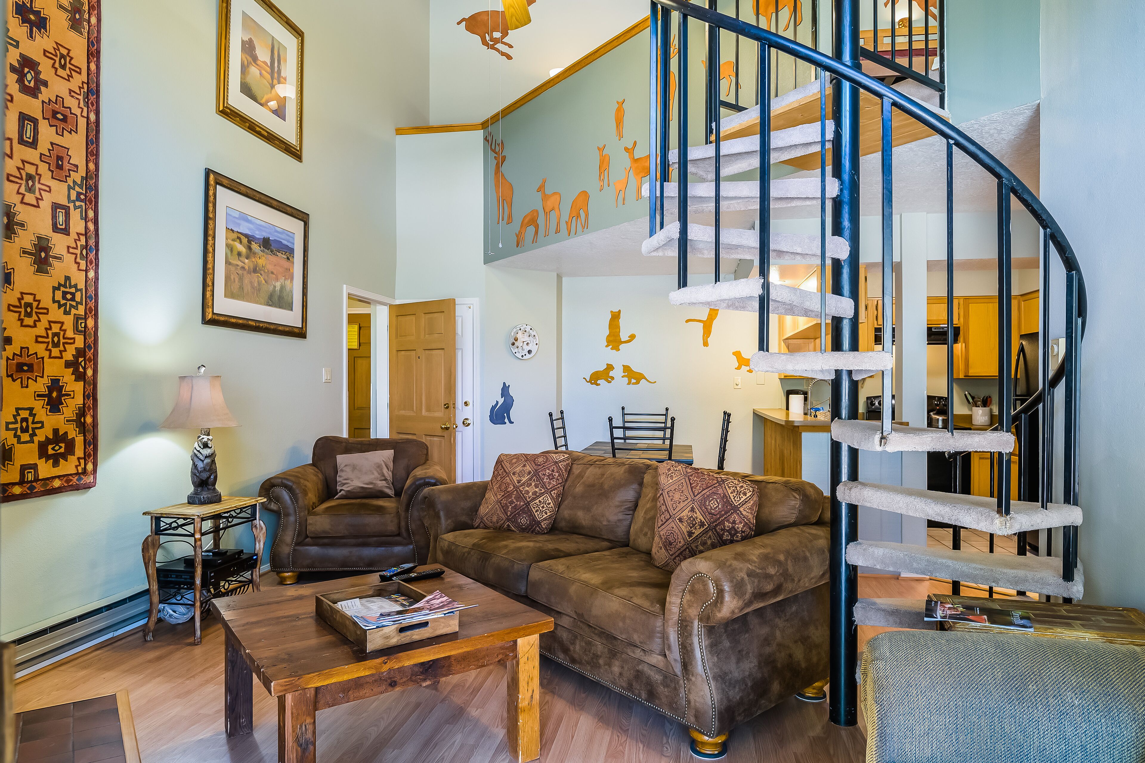 Family-friendly condo with WiFi, loft, full kitchen, and wood-burning fireplace!