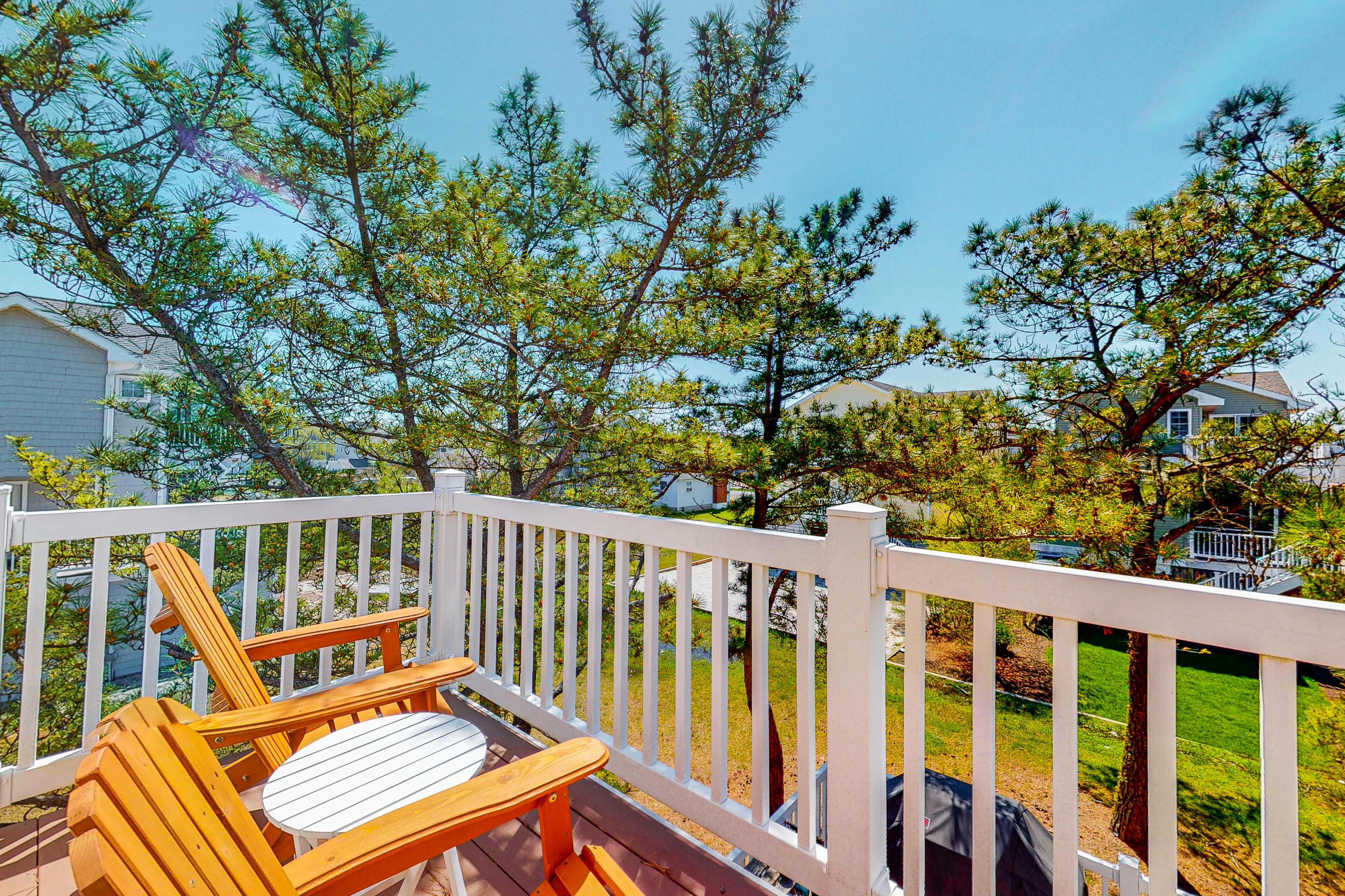 Downtown Bethany Beach house w/ free WiFi, gas grill and outside shower