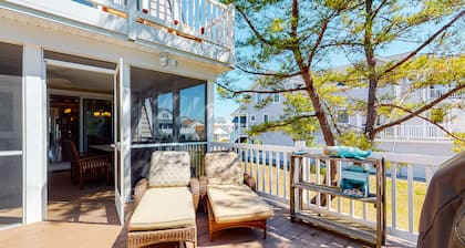 Downtown Bethany Beach house w/ free WiFi, gas grill and outside shower