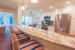 Frigorífico, microondas, lavavajillas y cafetera o tetera