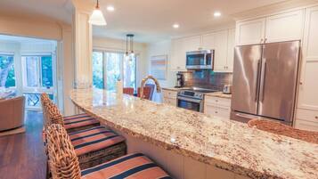 Réfrigérateur, micro-ondes, lave-vaisselle, cafetiÚre/bouilloire