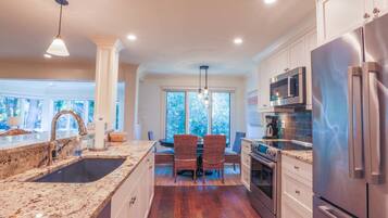 Réfrigérateur, micro-ondes, lave-vaisselle, cafetiÚre/bouilloire