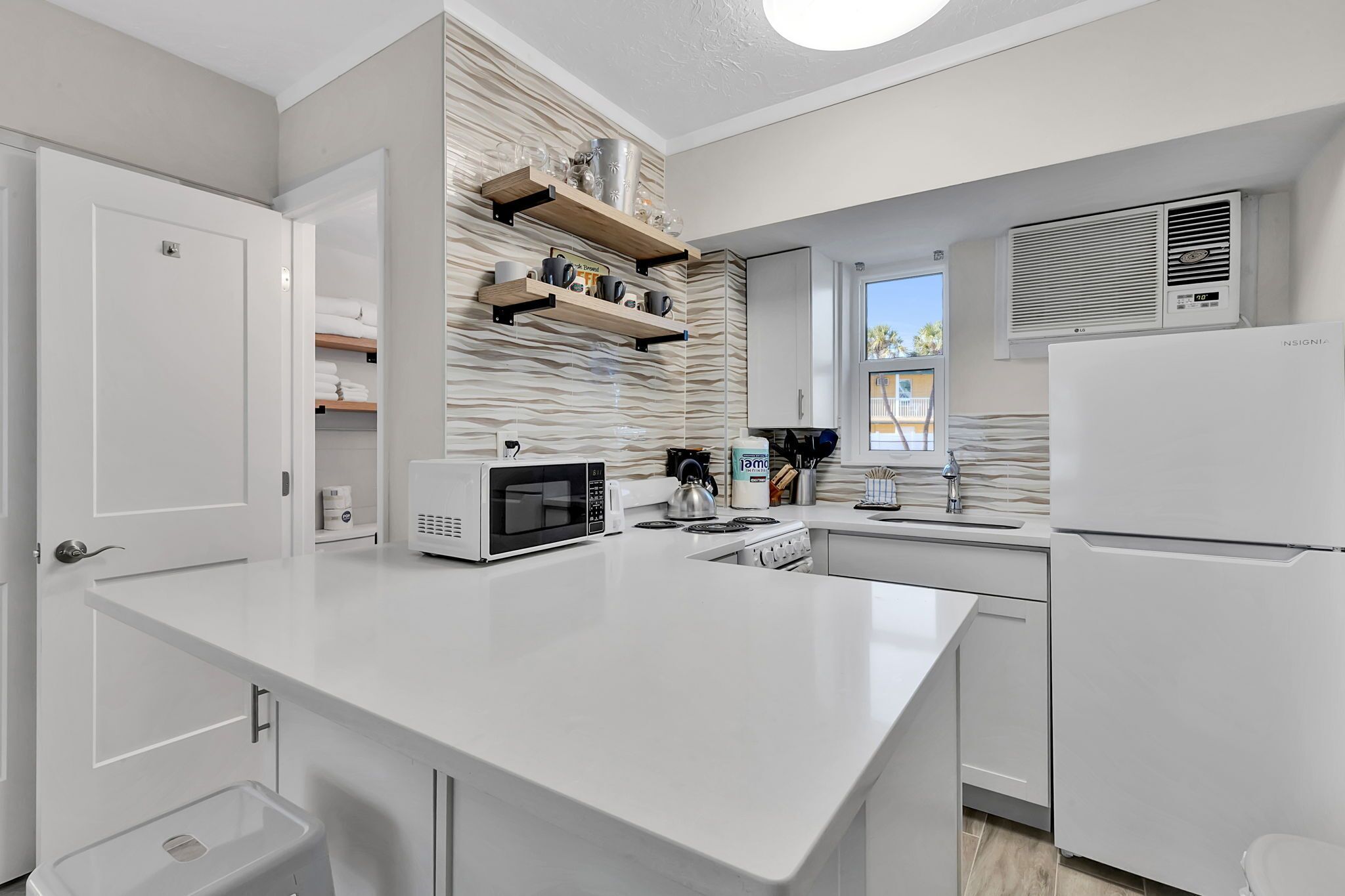 冷蔵庫、電子レンジ、オーブン、コンロ