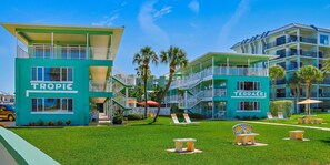 Exterior - Treasure Island Beachfront Studio: Heated Pool, Ground Floor, Ideal for Couples (Treasure Island)