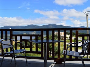Outdoor dining - Charming mountain duplex with private parking (Les Angles)