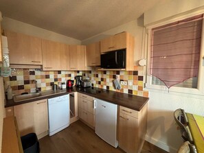 Een koelkast, een magnetron, een oven, een vaatwasser