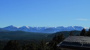 A mountain range with snow-capped peaks under a clear blue sky. - 2-Bedroom Cabin Apartment with Parking, Lake View (Les Angles)