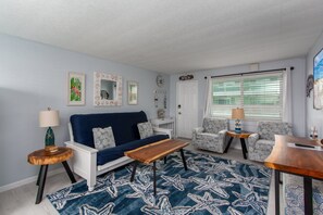 Smart TV, table tennis, streaming services - ☀️ Quaint & Sunny 1 Bed w/ Heated Pool & Shuffleboard on Treasure Island Beach! (Treasure Island)