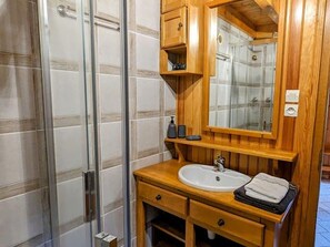 Bathroom - Cozy Mountain Home, Near Skiing, Hiking, and Christmas Markets (Anould)