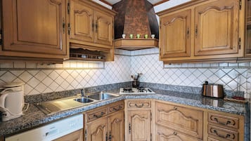 KjĂžleskap, mikrobĂžlgeovn og oppvaskmaskin