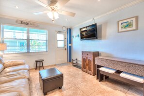 Smart TV, table tennis - Cozy Beachfront Resort Suite With Heated Pool ➠ Tropic Terrace Resort #51 (Treasure Island)