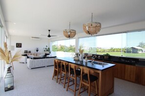 奢华别墅 | 私人简易厨房 | 冰箱、烤箱、炉灶、电热水壶