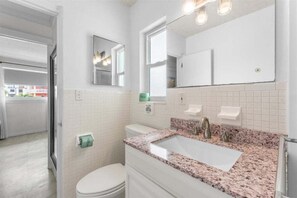 Combined shower/bathtub, hair dryer, towels