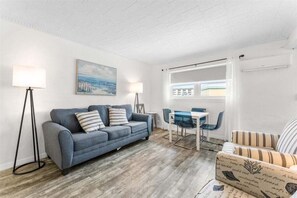 Smart-tv en een tafeltennistafel
