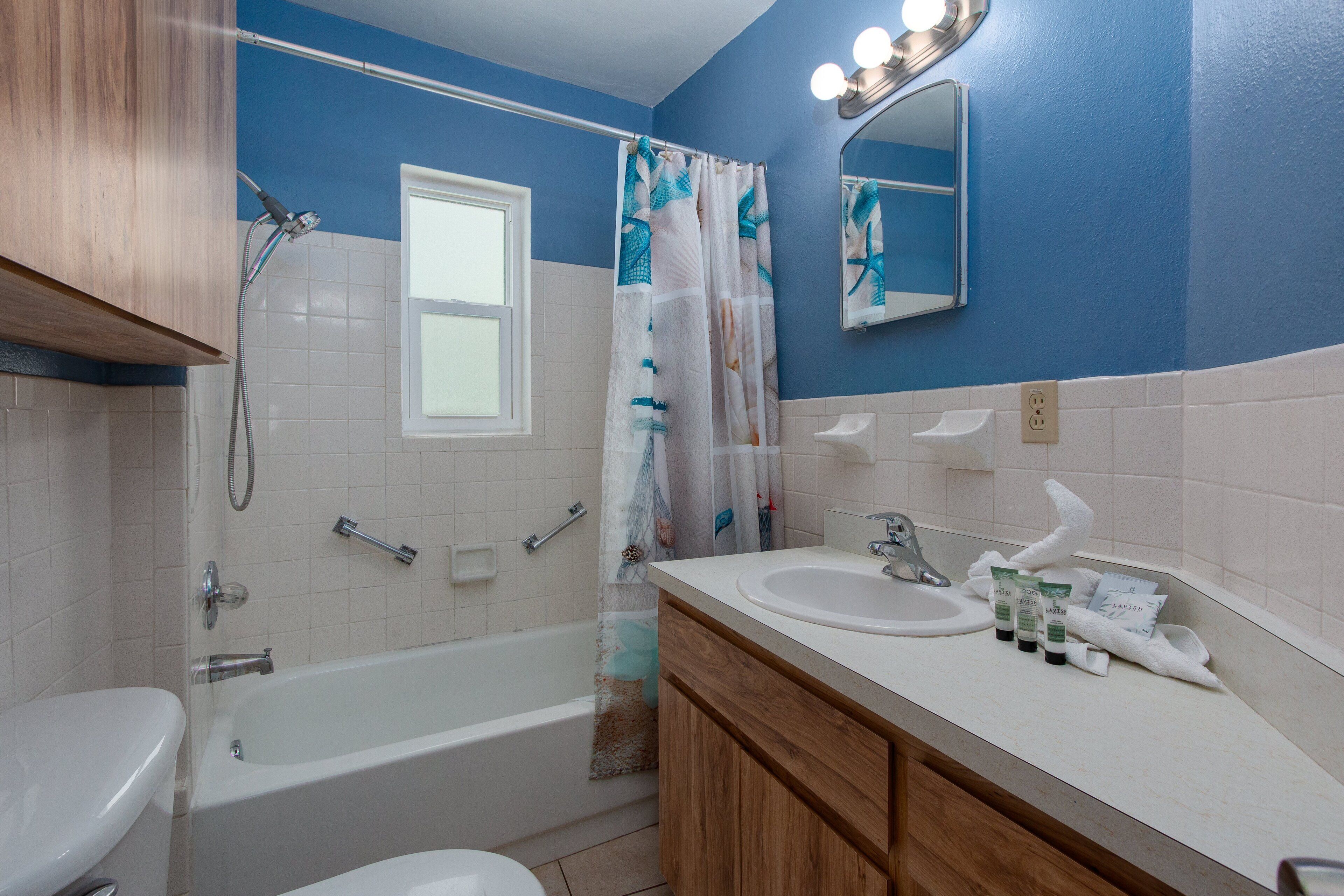 Combined shower/bathtub, hair dryer, towels