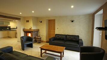 Télévision à écran plat, cheminée