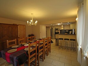 Dining - Charming Mountain Getaway with Fireplace, Near Gérardmer – Sleeps 10, Pet Friendly (Rehaupal)