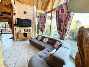 TV - Spacious Mountain Chalet with Jacuzzi, Sauna, and Ski Access in Gérardmer (Gérardmer)
