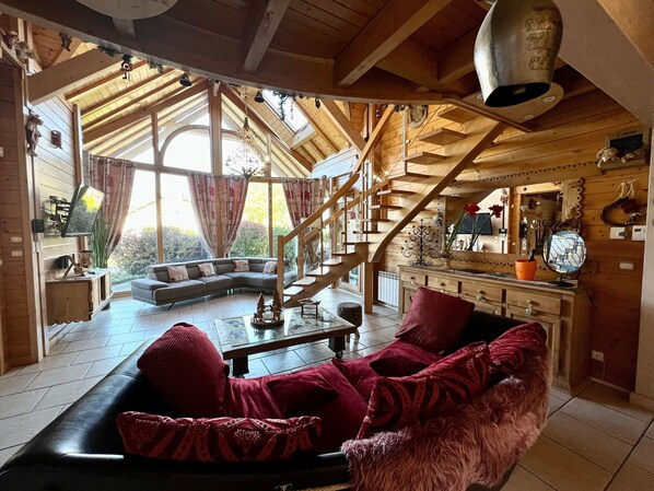 TV - Spacious Mountain Chalet with Jacuzzi, Sauna, and Ski Access in Gérardmer (Gérardmer)