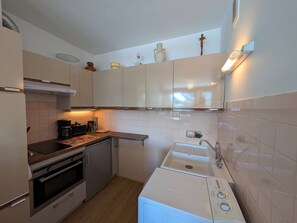 Jääkaappi, mikroaaltouuni, uuni, liesi