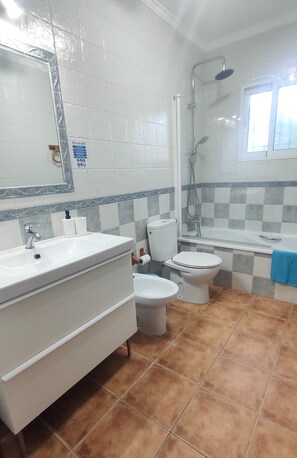 Badewanne, Haartrockner, Bidet, Handtücher