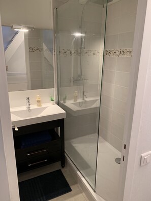 Een douche, een haardroger, handdoeken, zeep