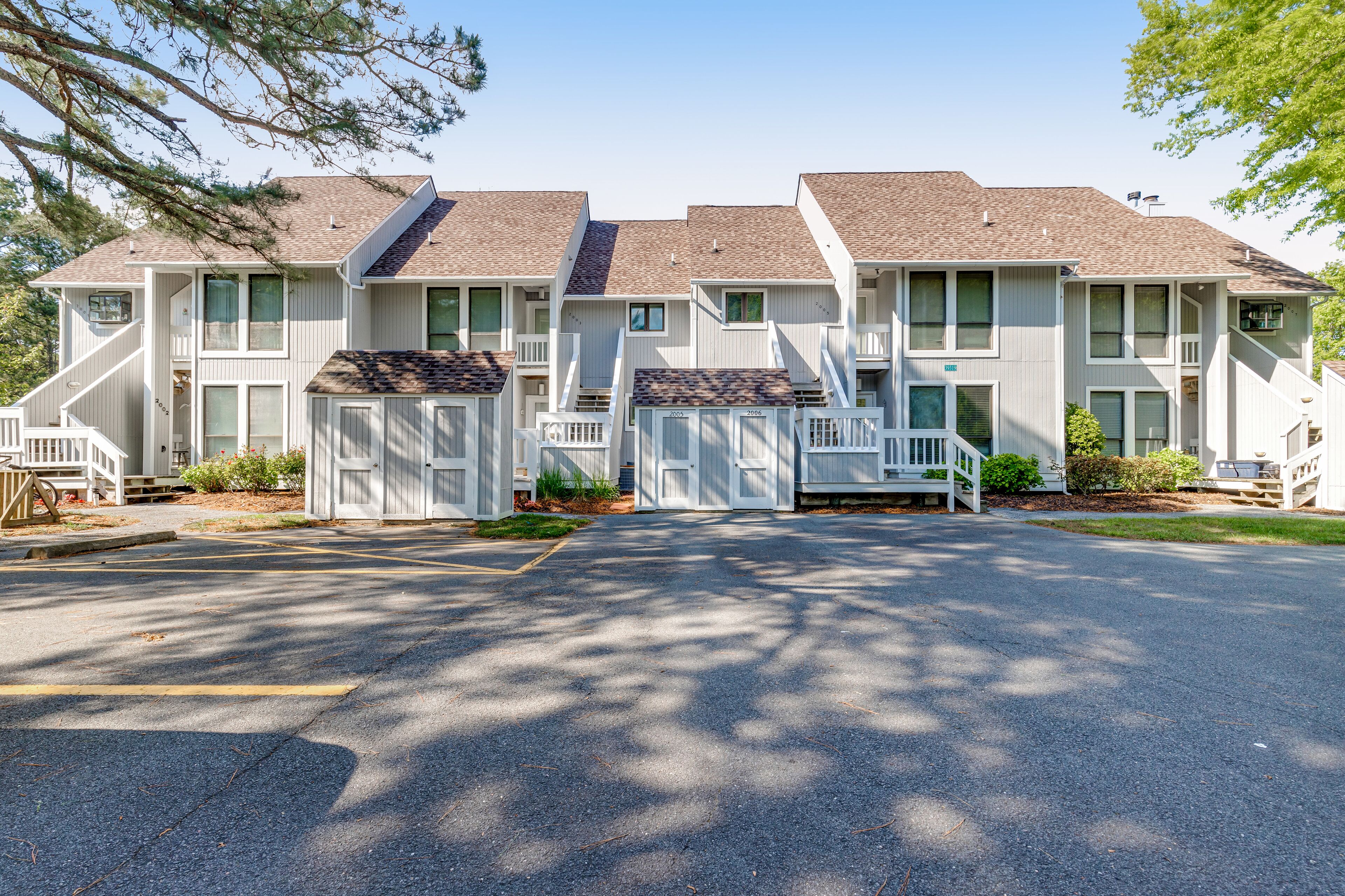 1st-floor Sea Colony Tennis condo with gym, tennis court, & pool