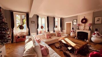 Smart-tv, eldstad, dvd-spelare och bordsfotboll