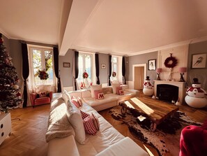 Smart TV, fireplace, DVD player, table football