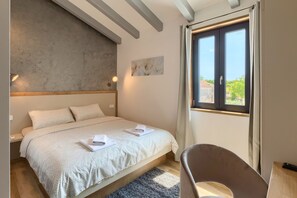 4 bedrooms, in-room safe, desk, iron/ironing board