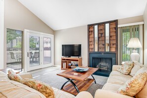 TV, DVD player - Sea Colony Tennis 1st-floor condo with gym, pool, & basketball court (Bethany Beach)