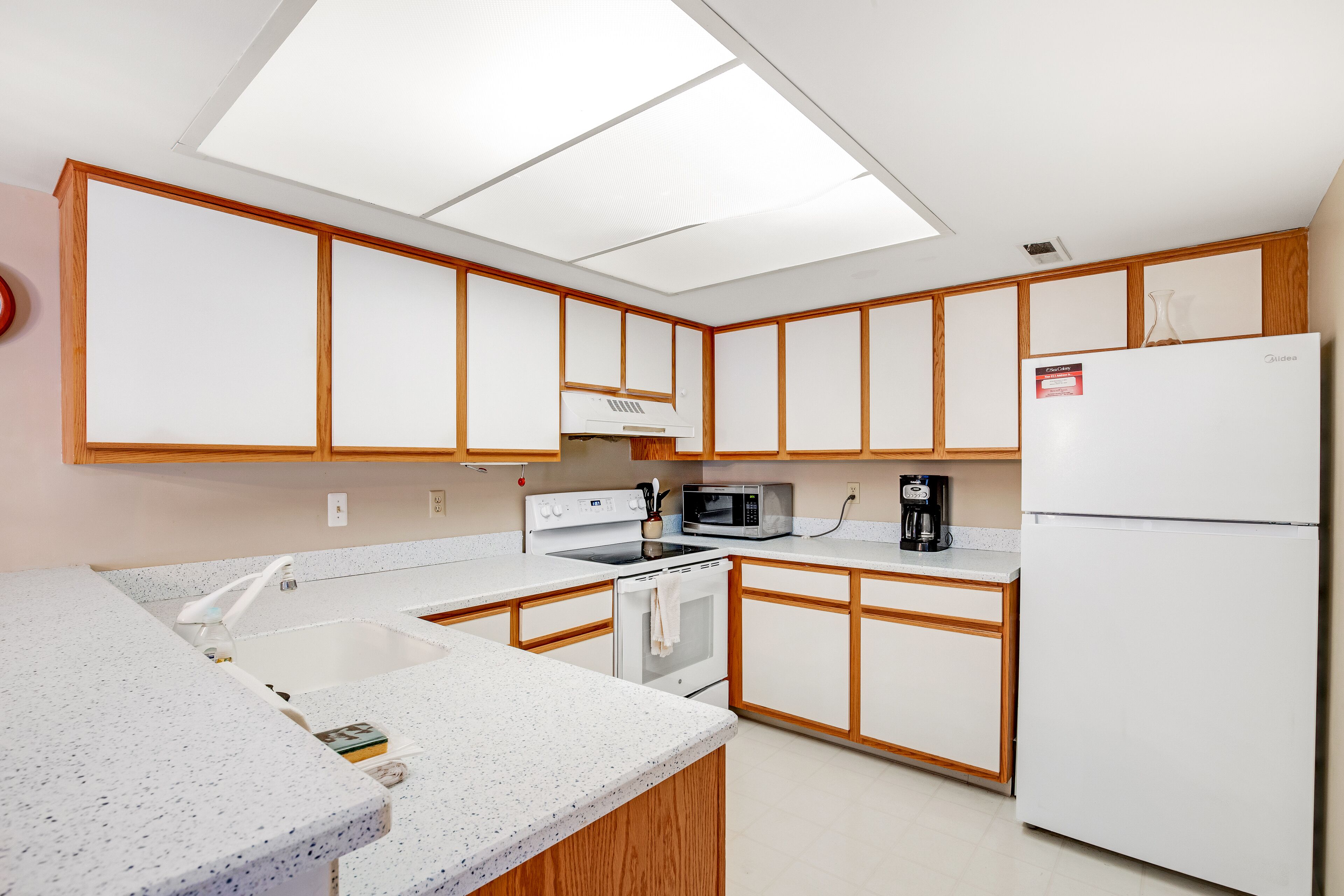 Sea Colony Tennis 1st-floor condo with gym, pool, & basketball court