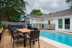 Pool - Remodeled, Private Pool & Hot Tub, Gas BBQ, Xbox, Ping Pong, Foosball, Fully-equipped Kitchen (Round Rock)