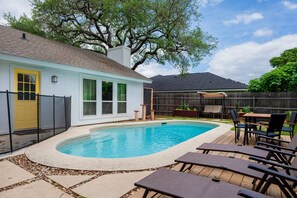 Pool - Newly Remodeled, Private Pool & Hot Tub, Xbox, Ping Pong, Foosball, Fully-equipped Kitchen (Round Rock)