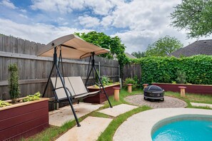 Terrace/patio - Remodeled, Private Pool & Hot Tub, Gas BBQ, Xbox, Ping Pong, Foosball, Fully-equipped Kitchen (Round Rock)