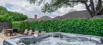 Newly Remodeled, Private Pool & Hot Tub, Xbox, Ping Pong, Foosball, Fully-equipped Kitchen